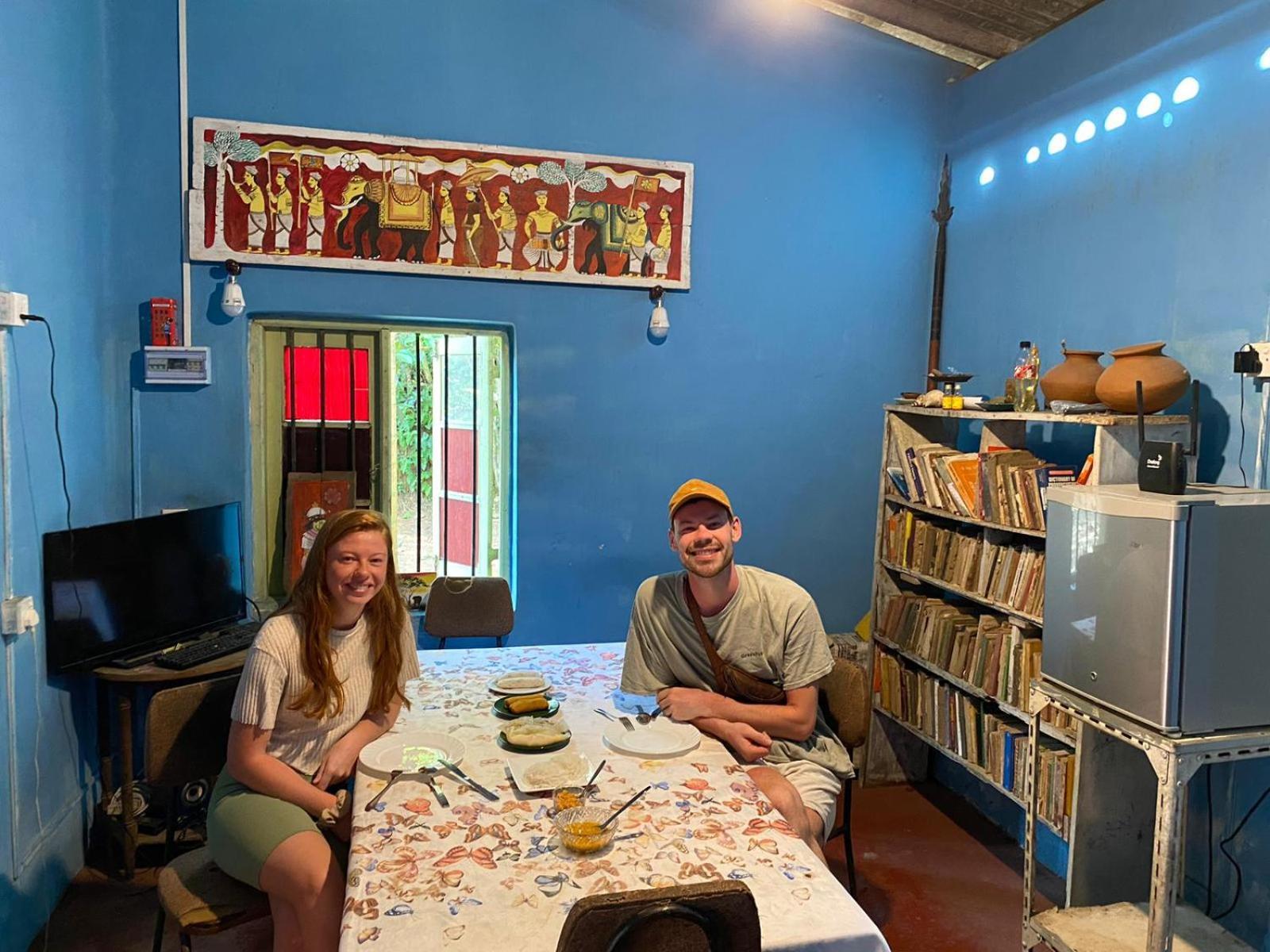 Catch The Ella Train Hostel Kandy Buitenkant foto