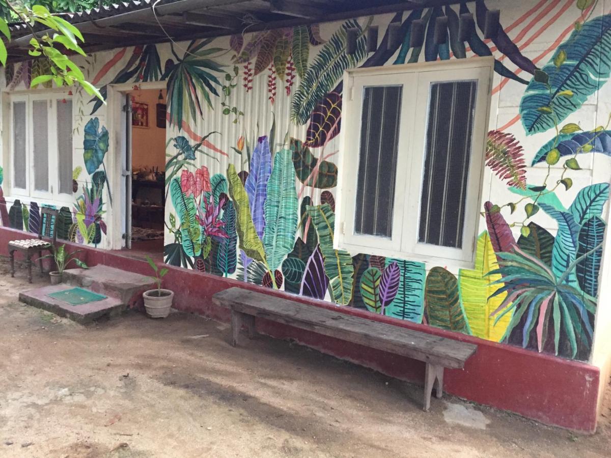 Catch The Ella Train Hostel Kandy Buitenkant foto